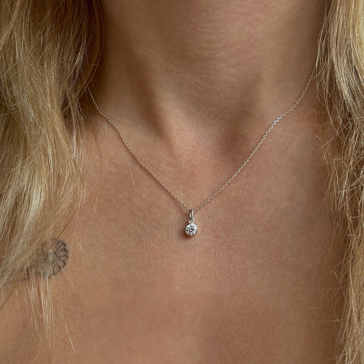 Sidabrinis pakabukas su apvaliu cirkoniu ir grandinėle