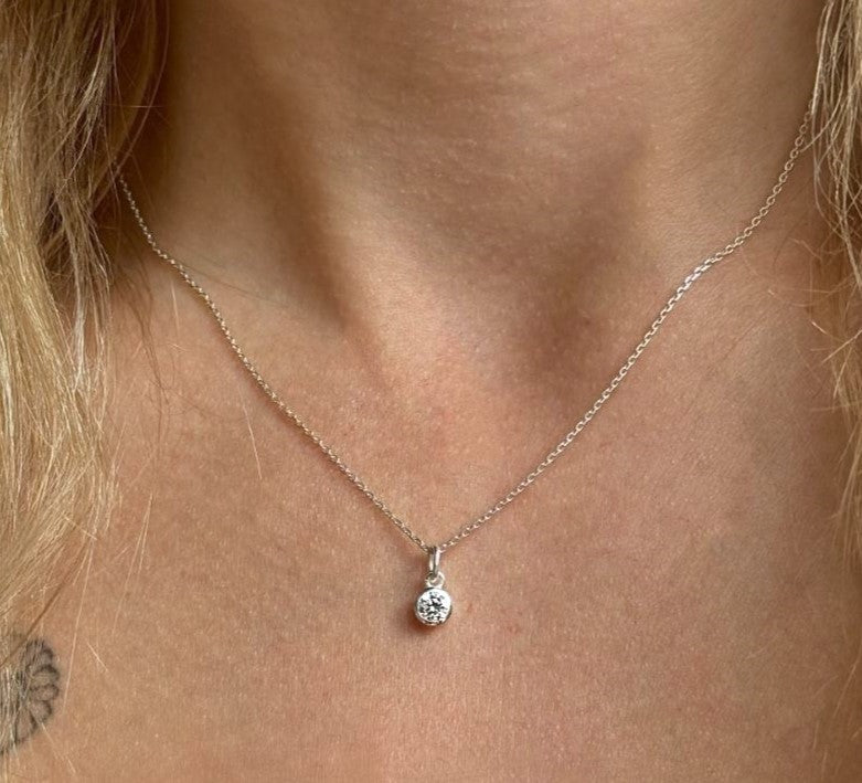 Sidabrinis pakabukas su apvaliu cirkoniu ir grandinėle