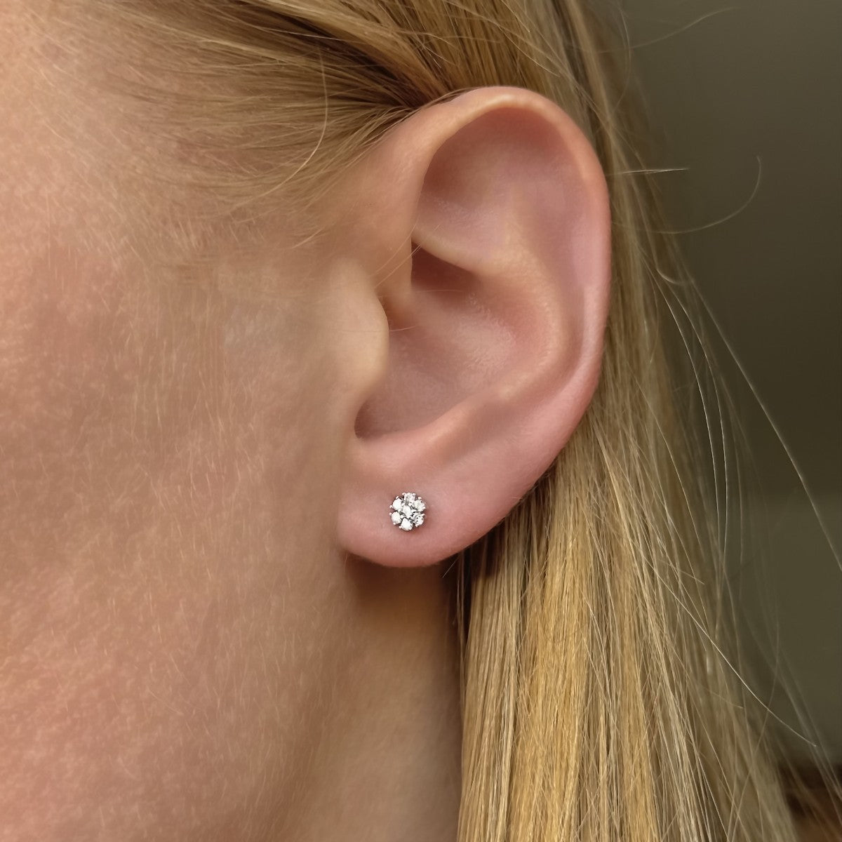 Sidabriniai užsukami auskarai su baltu cirkoniu