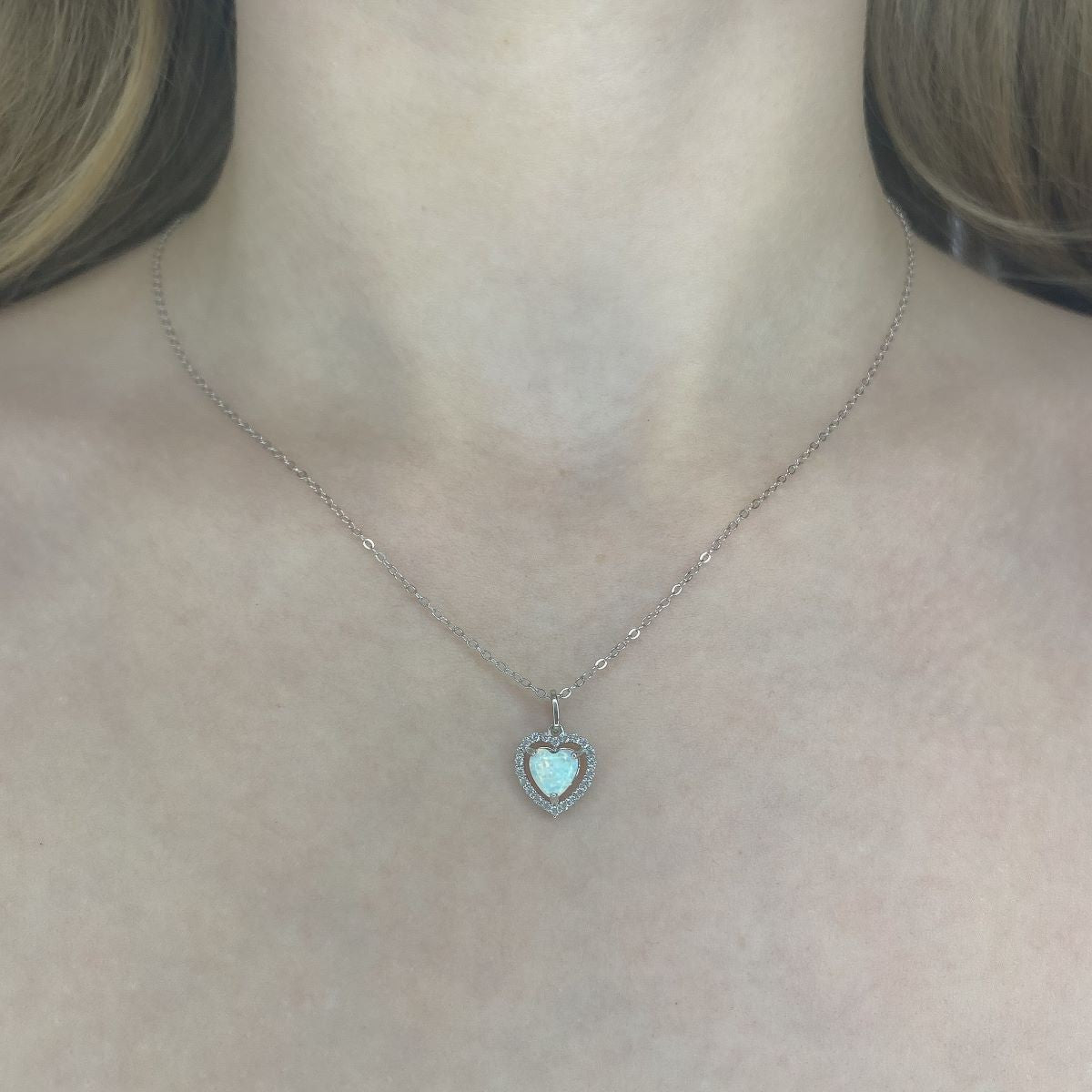 Sidabrinis rodžiuotas pakabukas širdelė su sintetiniu opalu ir grandinėle