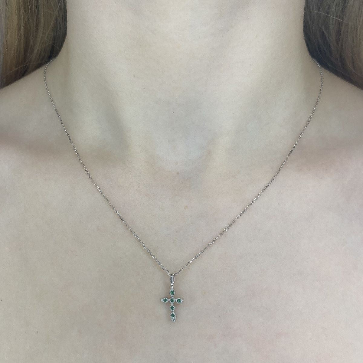 Sidabrinis rodžiuotas kryželis su žaliais cirkoniais ir grandinėle