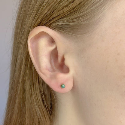 Sidabriniai auksuoti vinukai su žaliu sintetiniu opalu