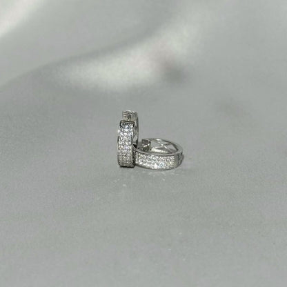 Sidabrinės rodžiuotos 1,3cm rinkės su 3 eilėmis cirkonių
