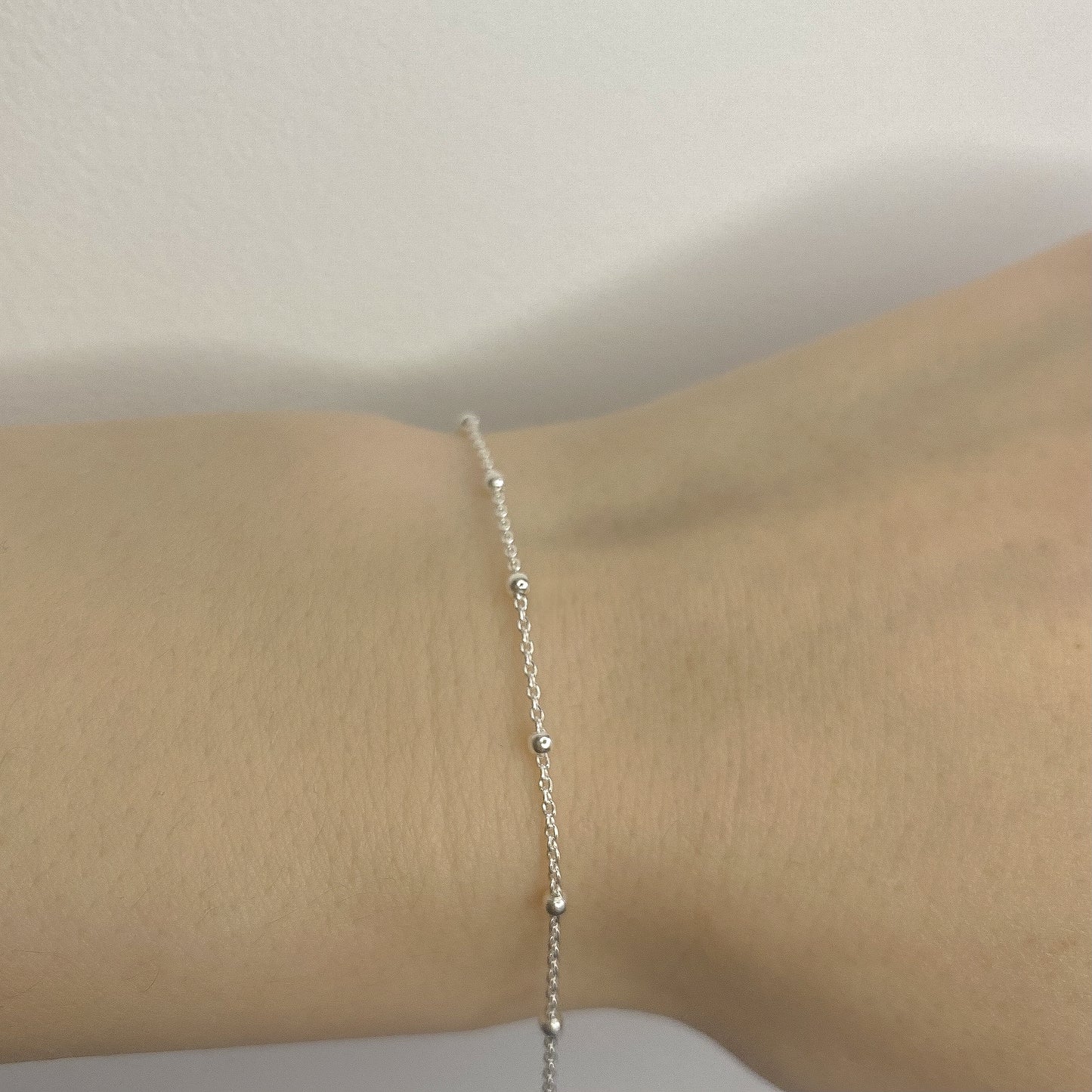 Sidabrinė minimalistinio stiliaus apyrankė su burbuliukais