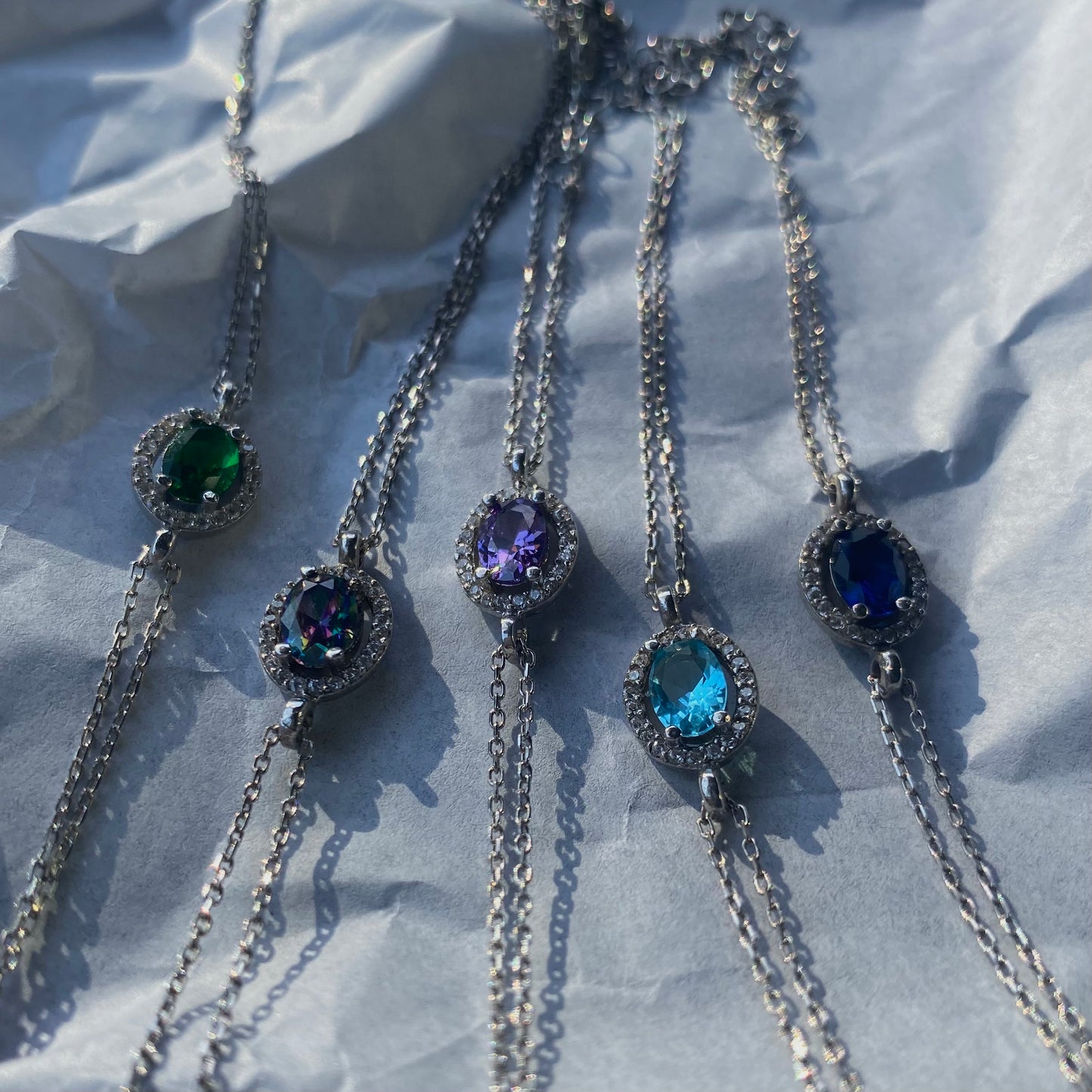 Sidabrinė rodžiuota apyrankė su ovaliu mistinio topazo akmeniu