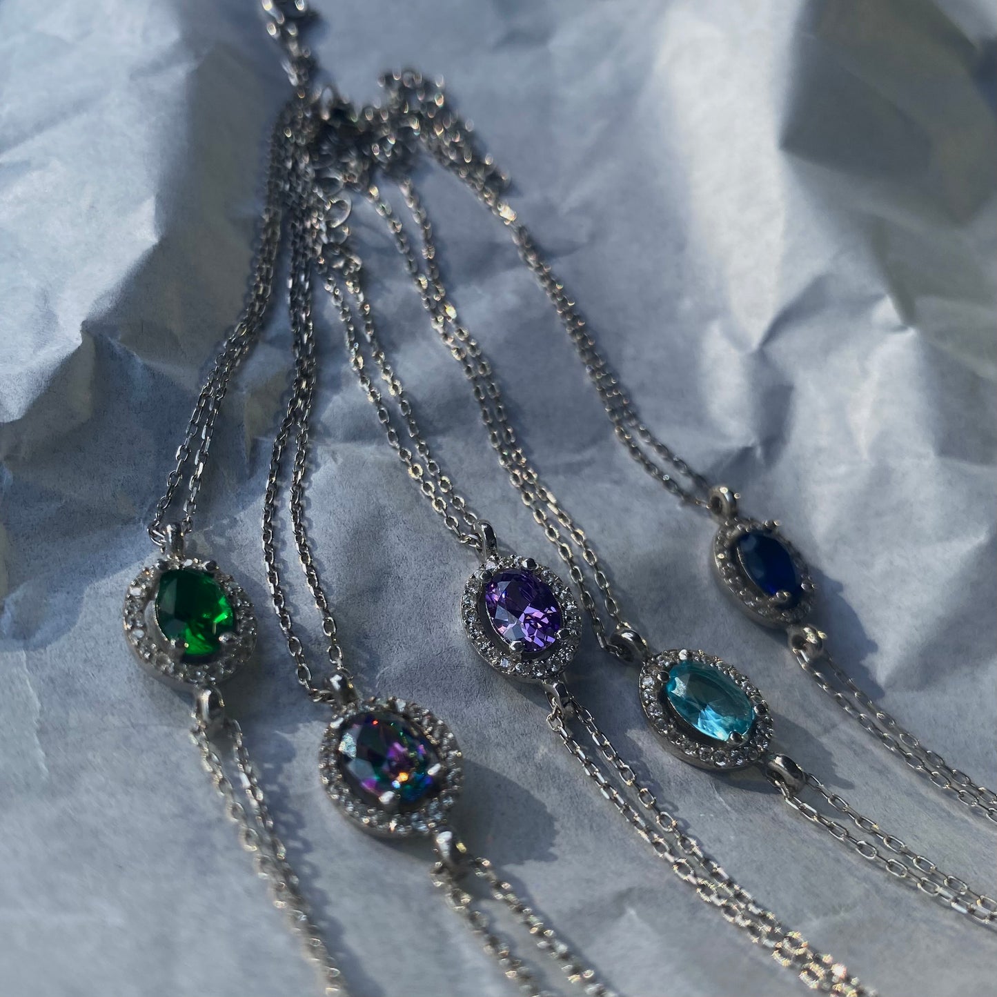 Sidabrinė rodžiuota apyrankė su ovaliu žydru cirkoniu