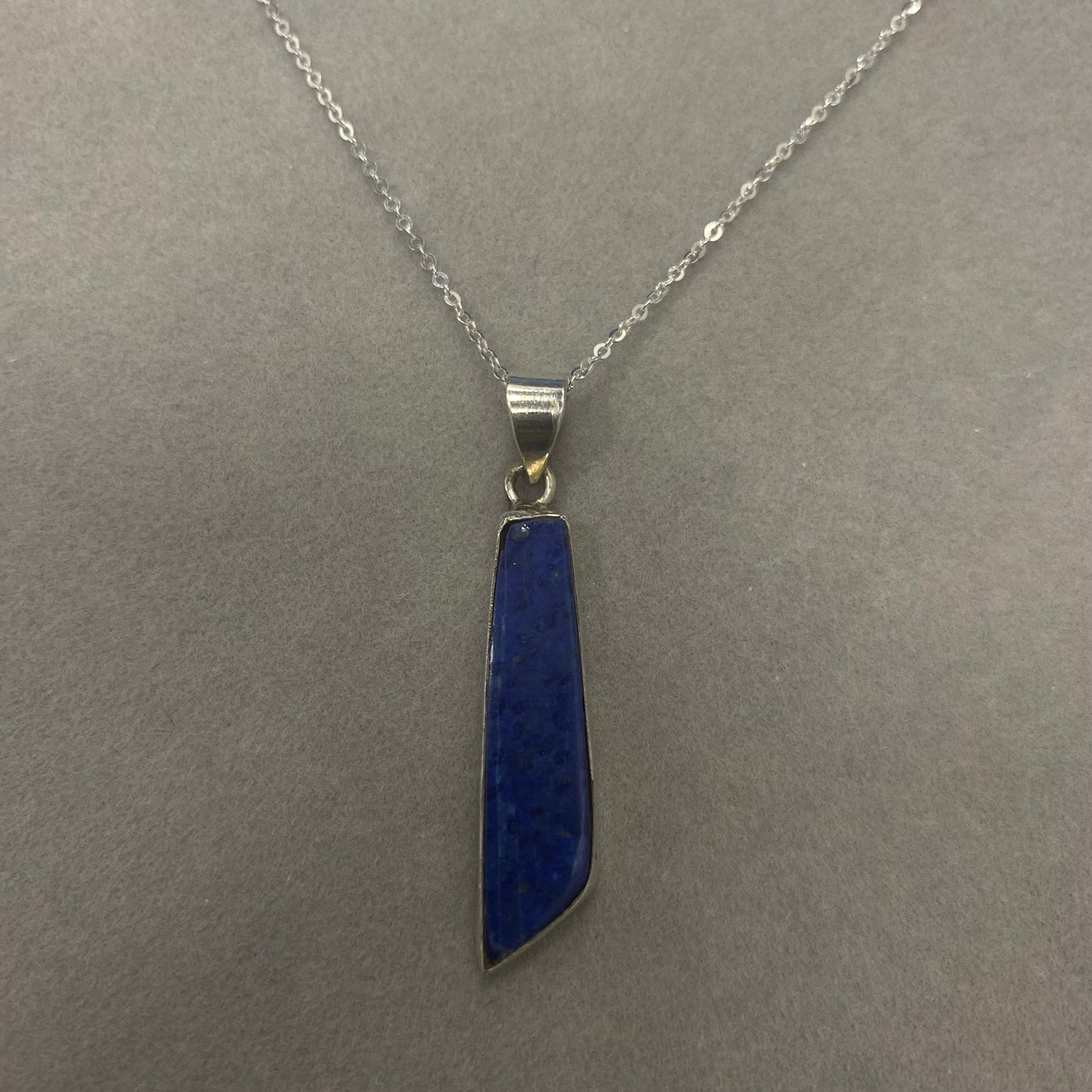 Sidabrinis pakabukas su lazuritu ir grandinėle