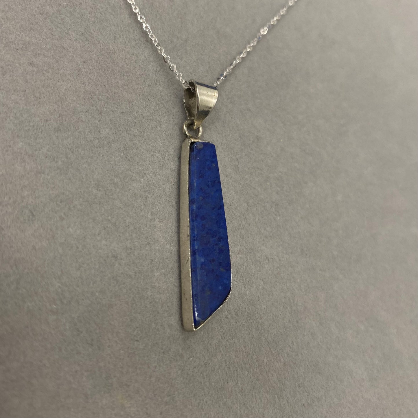 Sidabrinis pakabukas su lazuritu ir grandinėle