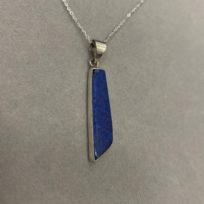 Sidabrinis pakabukas su lazuritu ir grandinėle