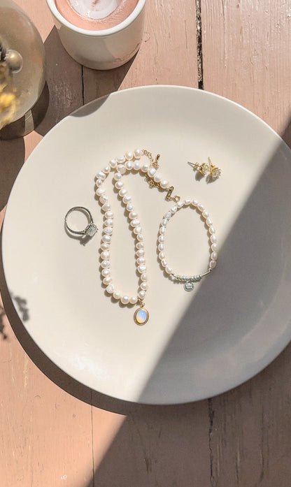 Perlų vėrinys su sidabriniu mėnulio akmens pakabuku