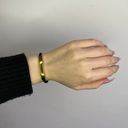 Juodo siūlo apyrankė su plieno detale