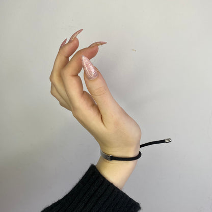 Juodo siūlo apyrankė su plieno detale