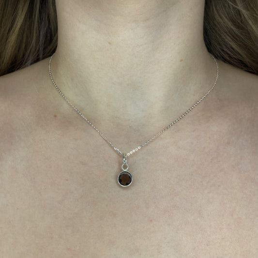 Sidabrinis pakabukas su apvaliu dūminiu kvarcu ir grandinėle