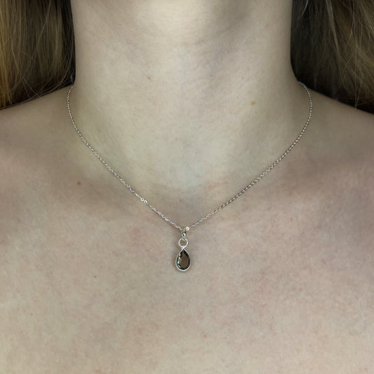 Sidabrinis pakabukas su lašo formos dūminiu kvarcu ir grandinėle