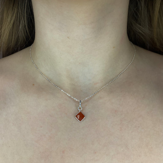 Sidabrinis pakabukas su karneoliu ir grandinėle