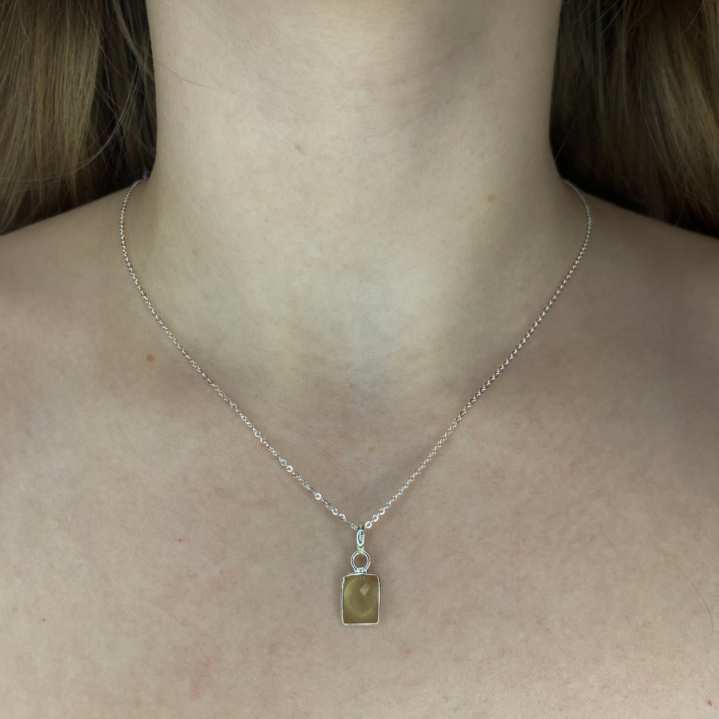 Sidabrinis pakabukas su citrininiu kvarcu ir grandinėle