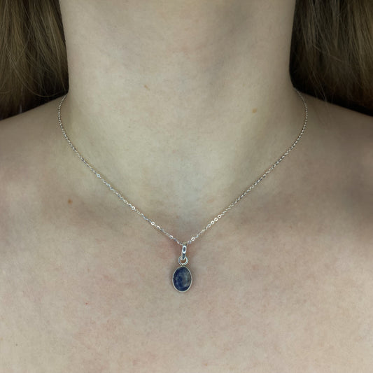 Sidabrinis pakabukas su ovaliu lazuritu ir grandinėle