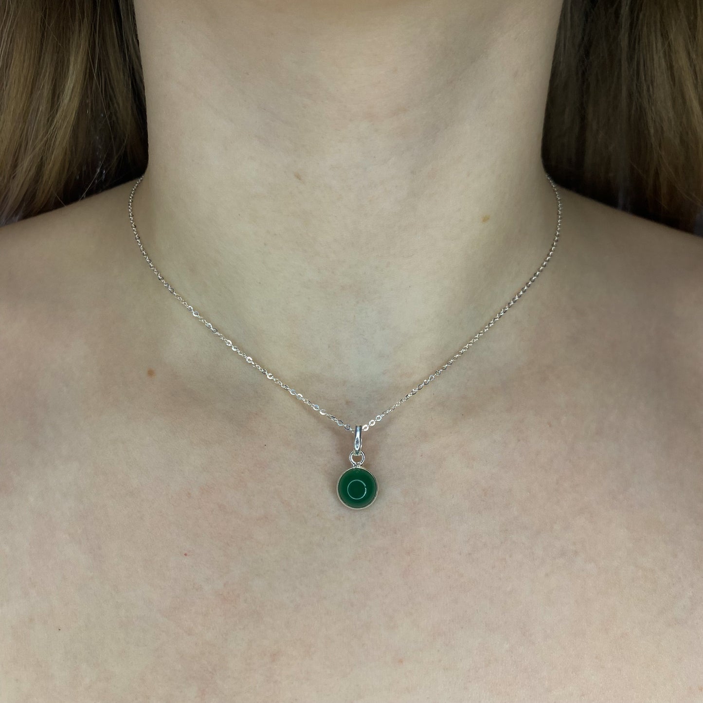 Sidabrinis pakabukas su apvaliu žaliuoju oniksu ir grandinėle