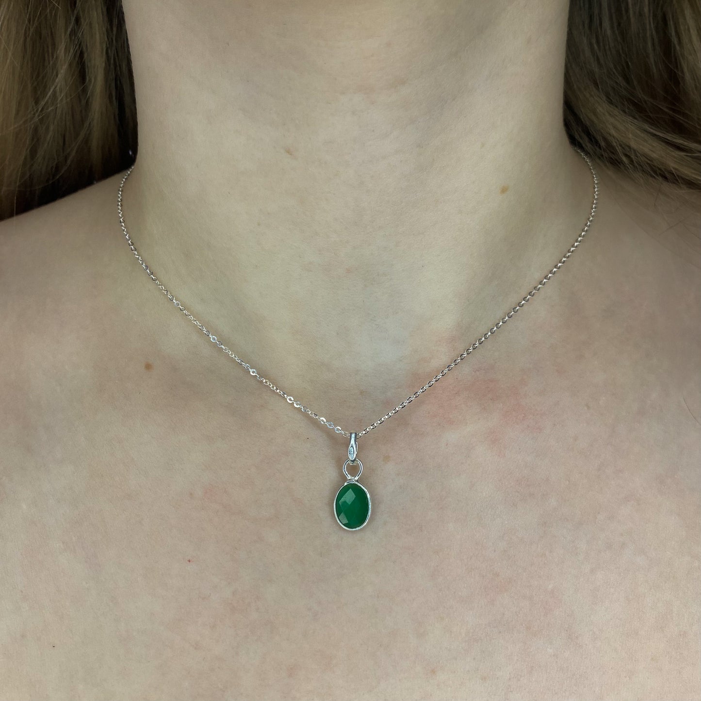 Sidabrinis pakabukas su ovaliu žaliuoju oniksu ir grandinėle