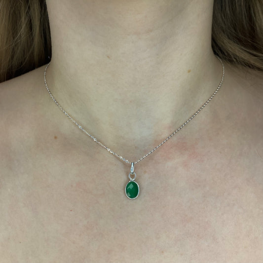 Sidabrinis pakabukas su ovaliu žaliuoju oniksu ir grandinėle