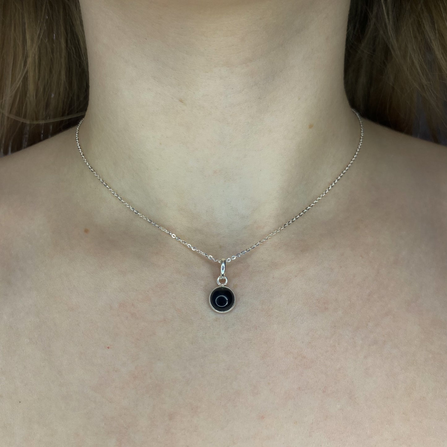 Sidabrinis pakabukas su apvaliu oniksu ir grandinėle