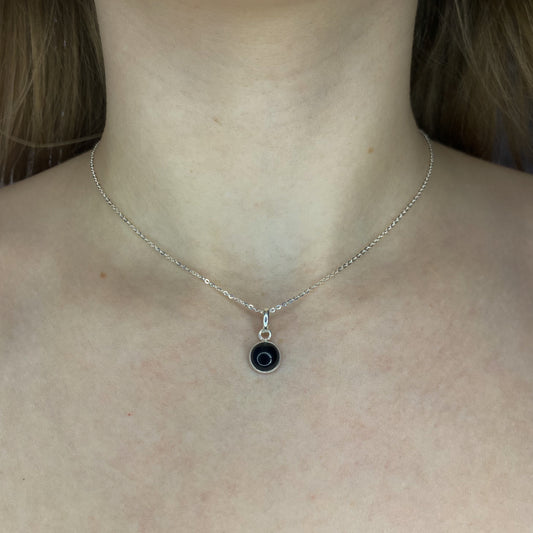 Sidabrinis pakabukas su apvaliu oniksu ir grandinėle