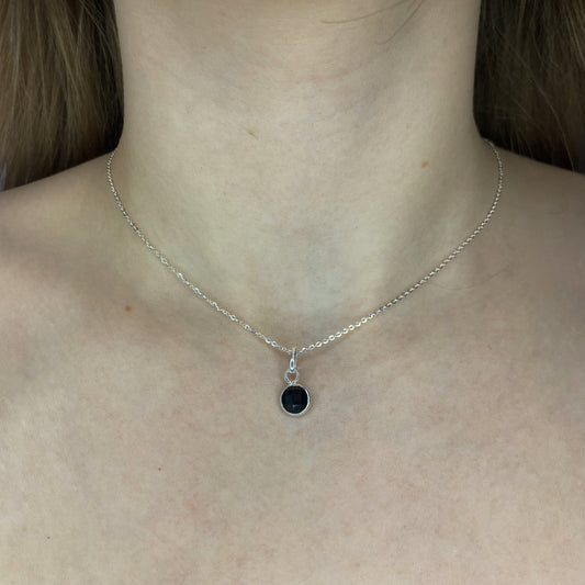 Sidabrinis pakabukas su apvaliu oniksu ir grandinėle