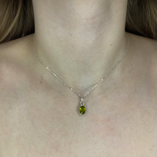 Sidabrinis pakabukas su ovaliu peridotu ir grandinėle