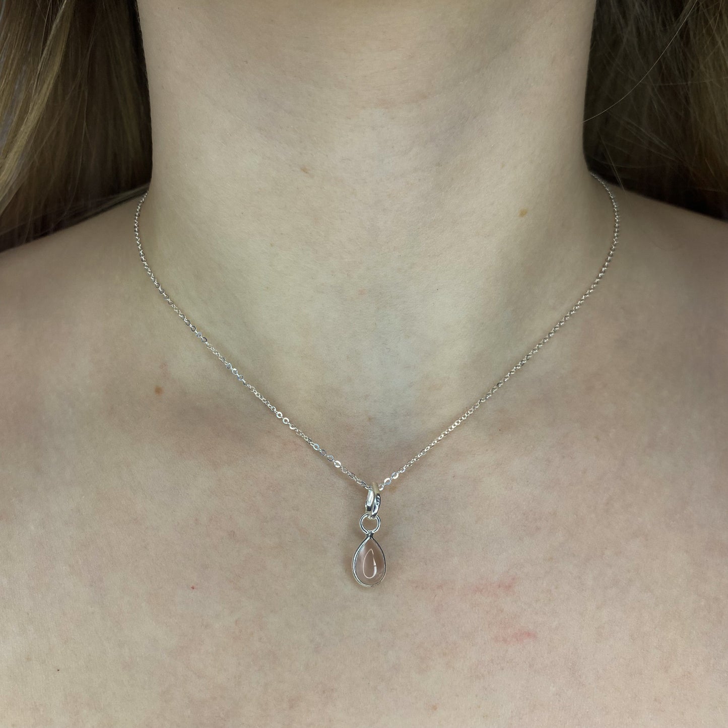 Sidabrinis pakabukas su lašo formos rožiniu kvarcu ir grandinėle