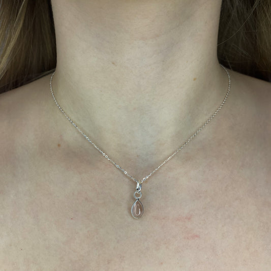 Sidabrinis pakabukas su lašo formos rožiniu kvarcu ir grandinėle