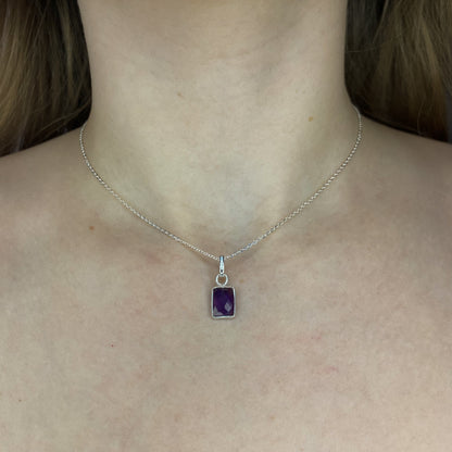 Sidabrinis pakabukas su ametistu ir grandinėle