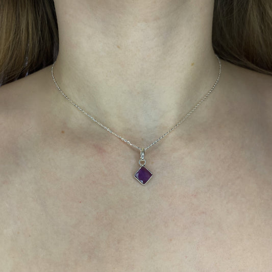 Sidabrinis pakabukas su ametistu ir grandinėle