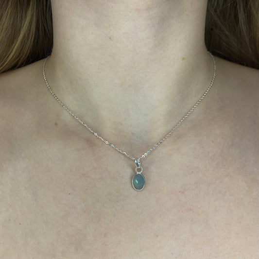 Sidabrinis pakabukas su ovaliu chalcedonu ir grandinėle