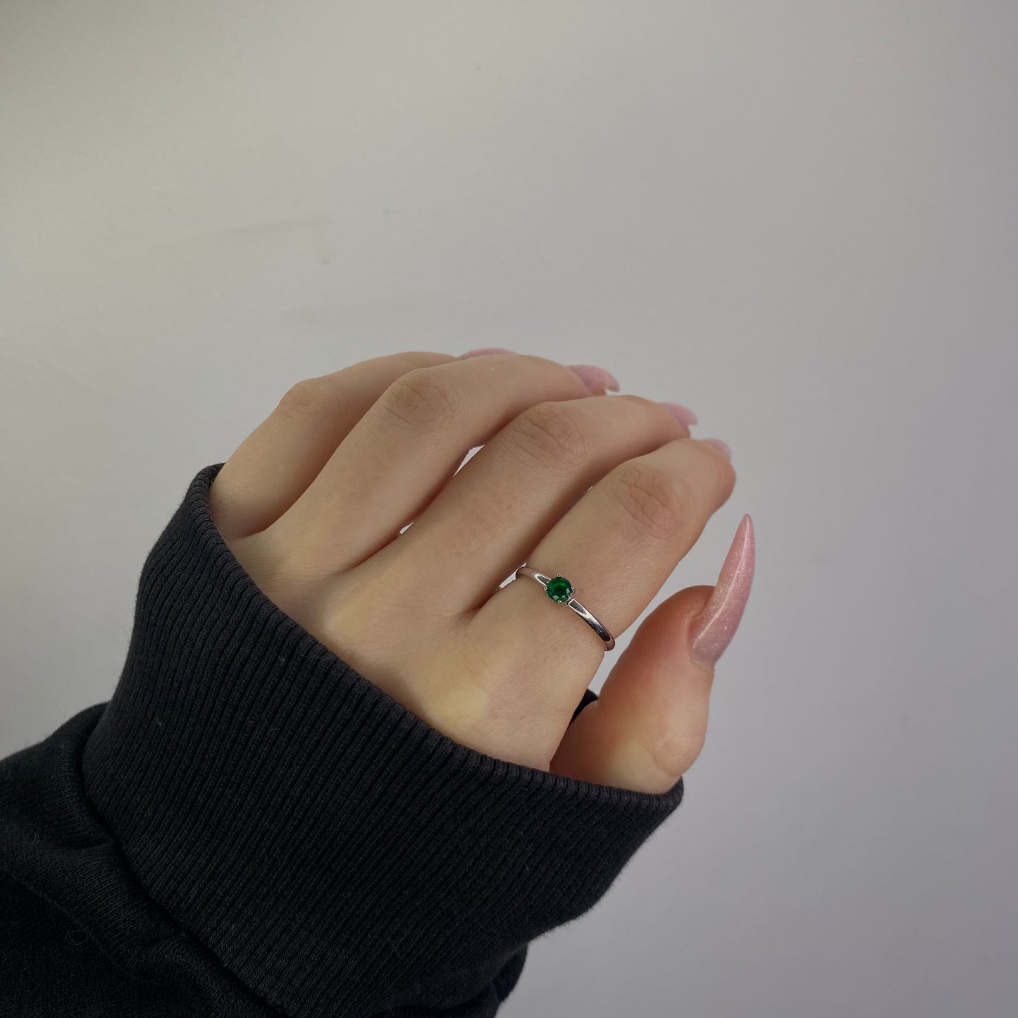 Plieninis žiedas su įvairiaspalviais cirkoniais