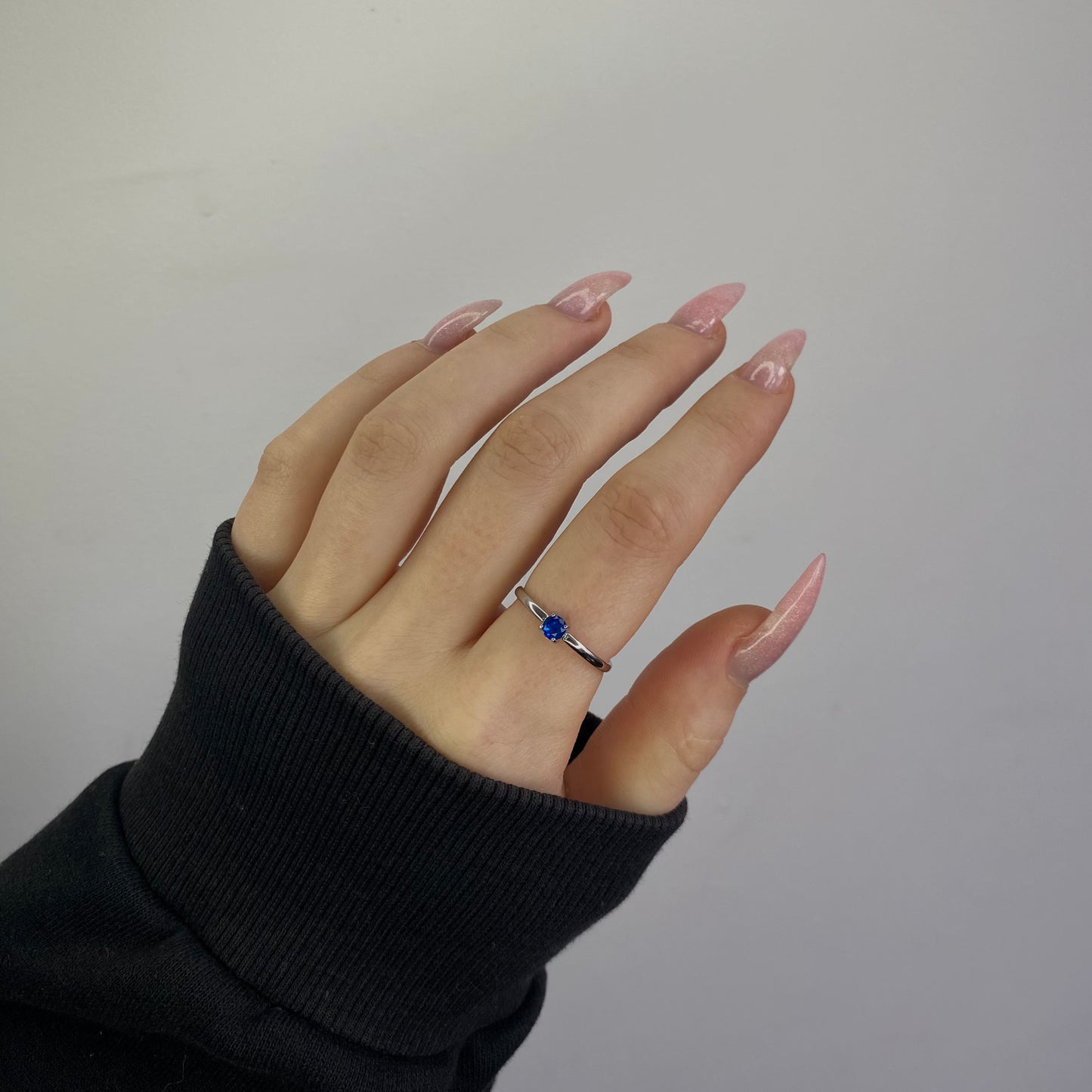 Plieninis žiedas su įvairiaspalviais cirkoniais