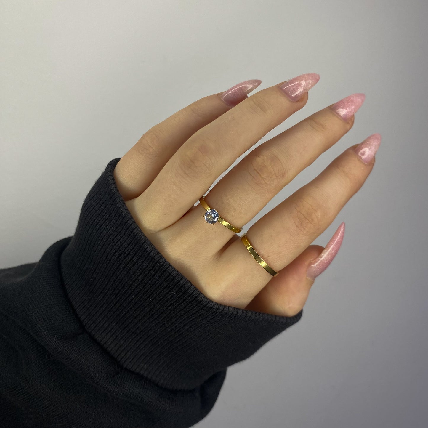 Auksuotas žiedas su cirkonio akute