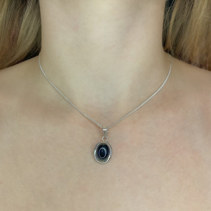 Sidabrinis pakabukas su ovaliu onikso akmeniu ir grandinėle