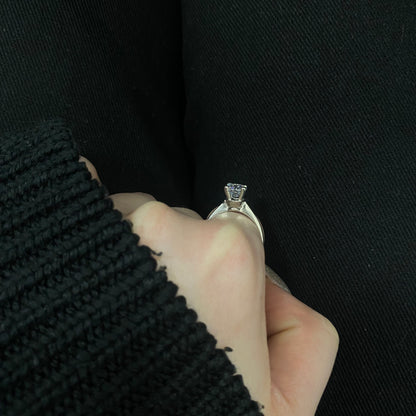 Sidabrinis rodžiuotas žiedas su cirkonio kristalu