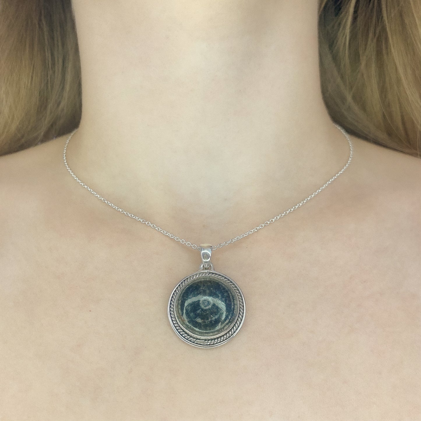 Sidabrinis pakabukas su orthoceru ir grandinėle