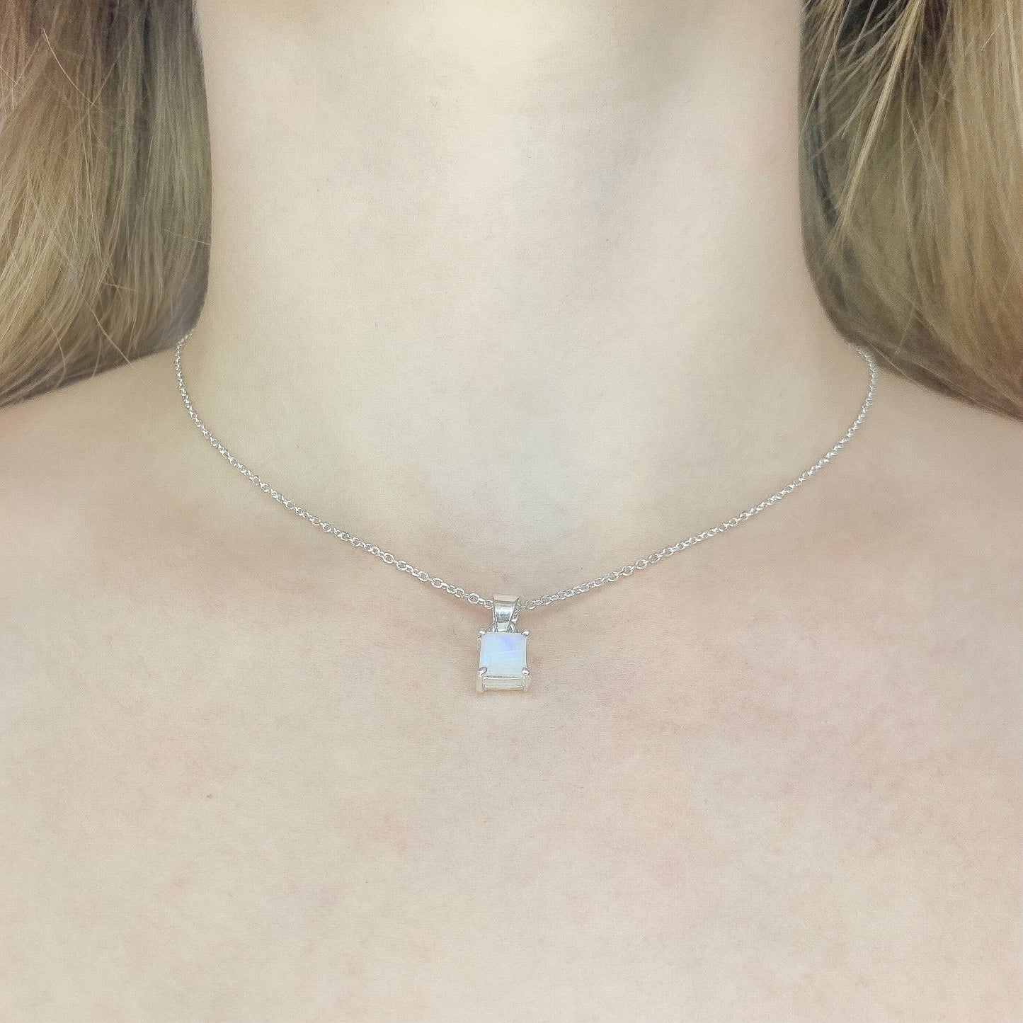 Sidabrinis pakabukas su mėnulio akmeniu ir grandinėle