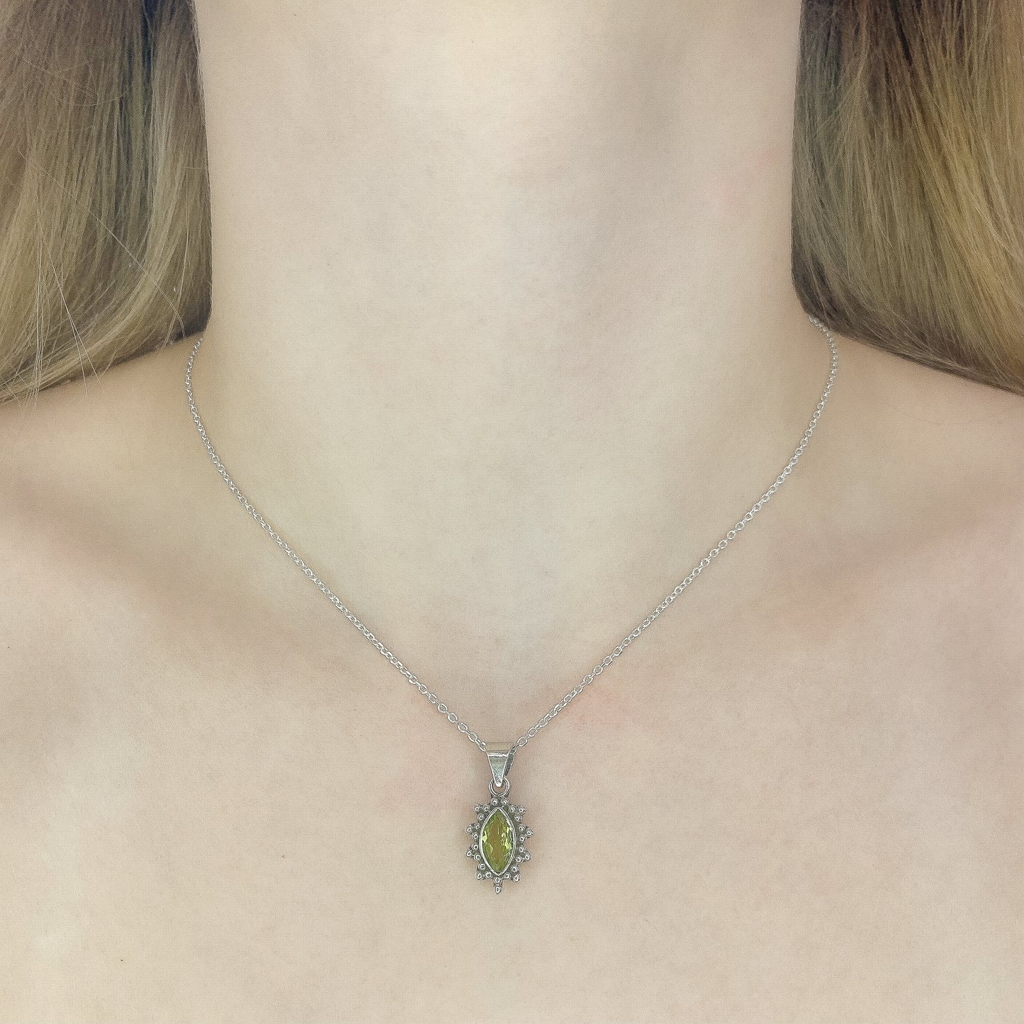 Sidabrinis pakabukas su peridotu ir grandinėle