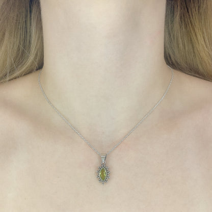 Sidabrinis pakabukas su peridotu ir grandinėle