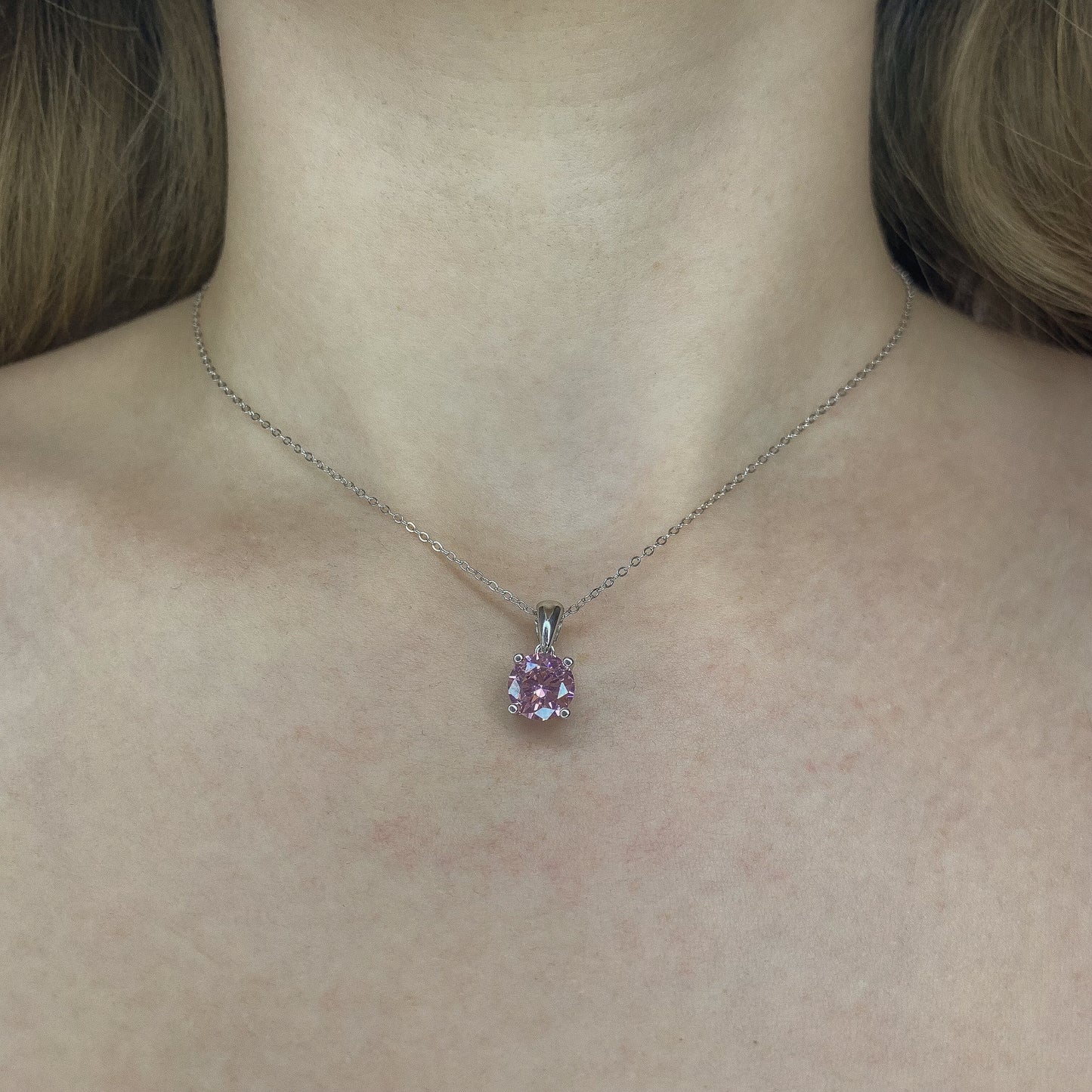 Sidabrinis rodžiuotas pakabukas su rožiniu cirkoniu ir grandinėle