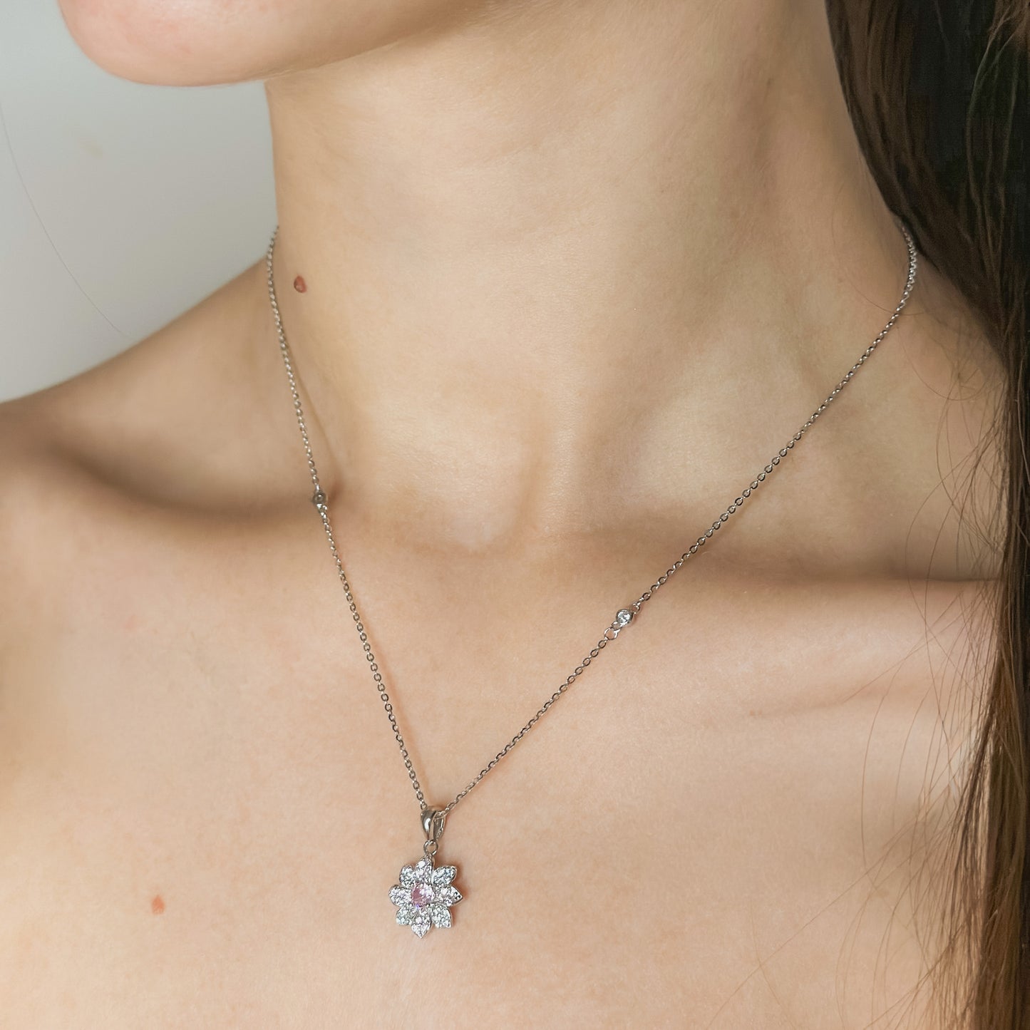 Sidabrinis rodžiuotas pakabukas "Gėlytė" su rožiniu cirkoniu ir grandinėle