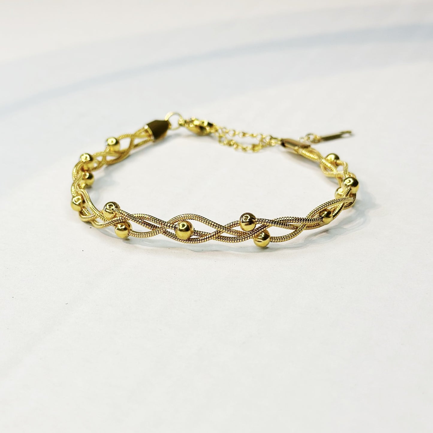 Auksuota sukta apyrankė su burbuliukais