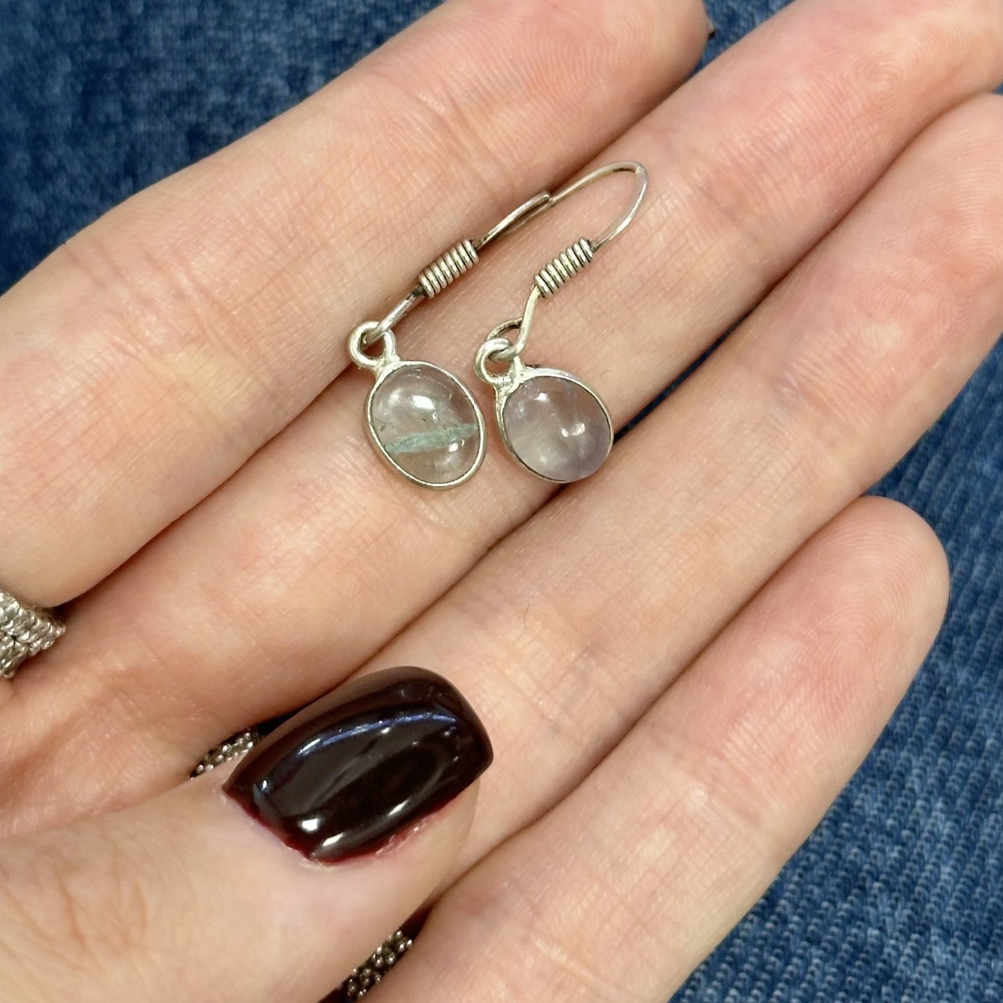 Sidabriniai kabantys auskarai su apatitu