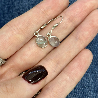 Sidabriniai kabantys auskarai su apatitu