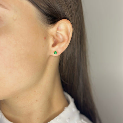 Sidabriniai užsukami auskarai su žaliu cirkoniu