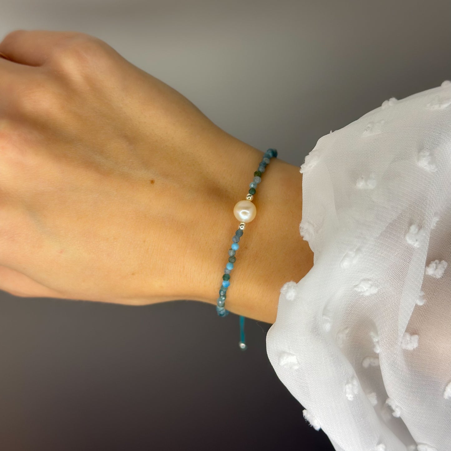 Siūlo apyrankė su perlu ir apatito akmenukais