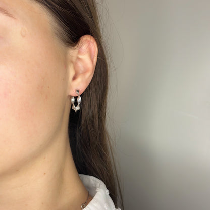 Sidabrinės rodžiuotos suktos rinkutės anglišku užsegimu